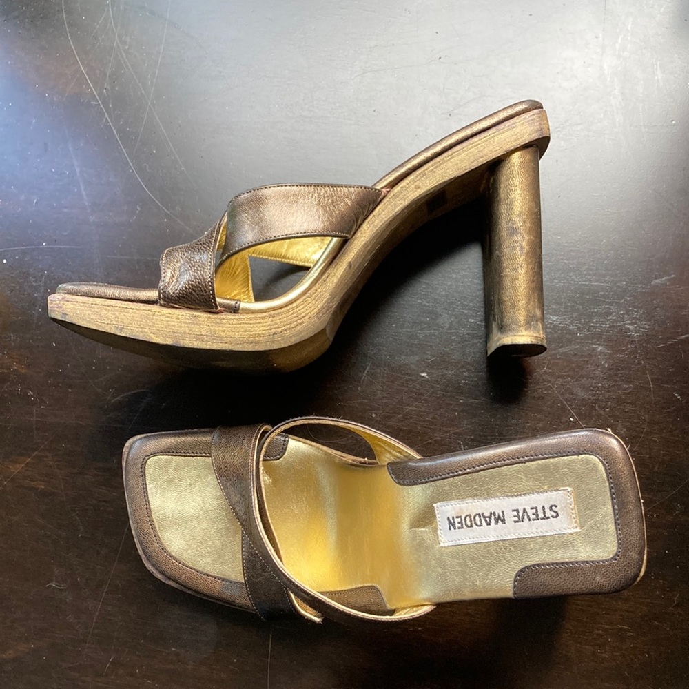 Vintage 1990’s gold and bronze metallic Steve Madden block heel sandals